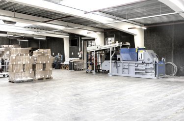 stor-hydraulisk-pappresser-i-produktionshal