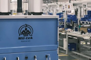 Nærbillede af blå ballepresser i produktionsmiljø