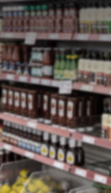 Hylder med varer i et supermarked