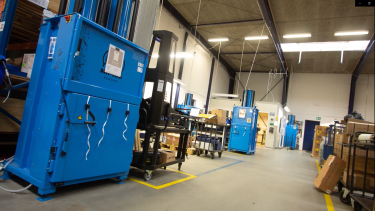 Tre blå ballepressere i Lean produktiona