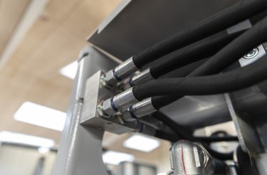 Nærbillede af tekniske dele af hydraulisk ballepresser