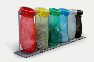 Infinity stativer og poser i forskellige farver til affaldssortering