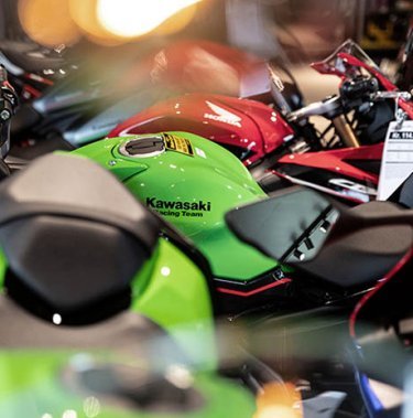 Nærbillede af røde og grønne motorcykler