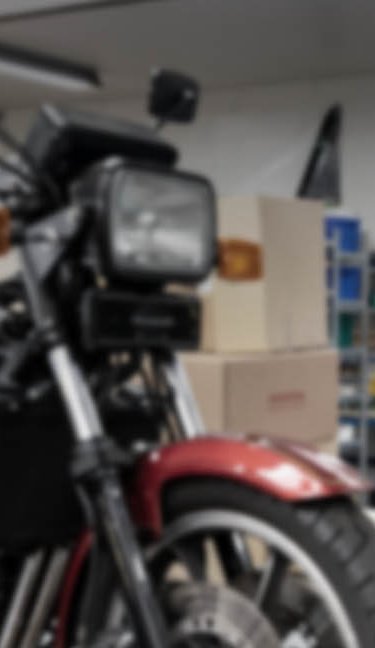 Motorcykel værksted med blå ballepresser