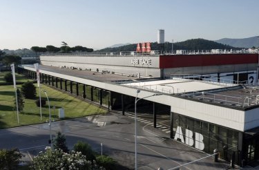 Luftfoto af stor bygning