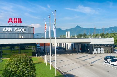 Indgang til stor bygning hos ABB