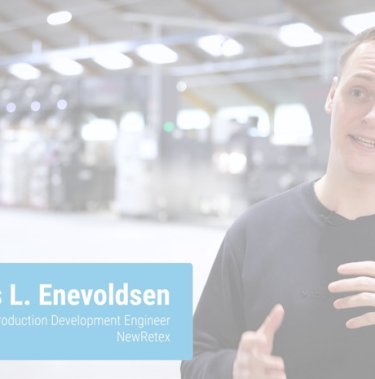 Mand fortæller noget foran maskiner