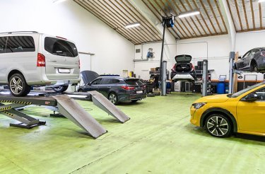 Biler på lifte i autoværksted