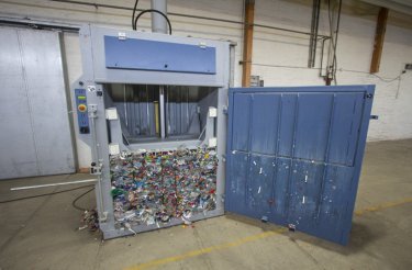 hydraulisk ballepresser med pet balle indeni